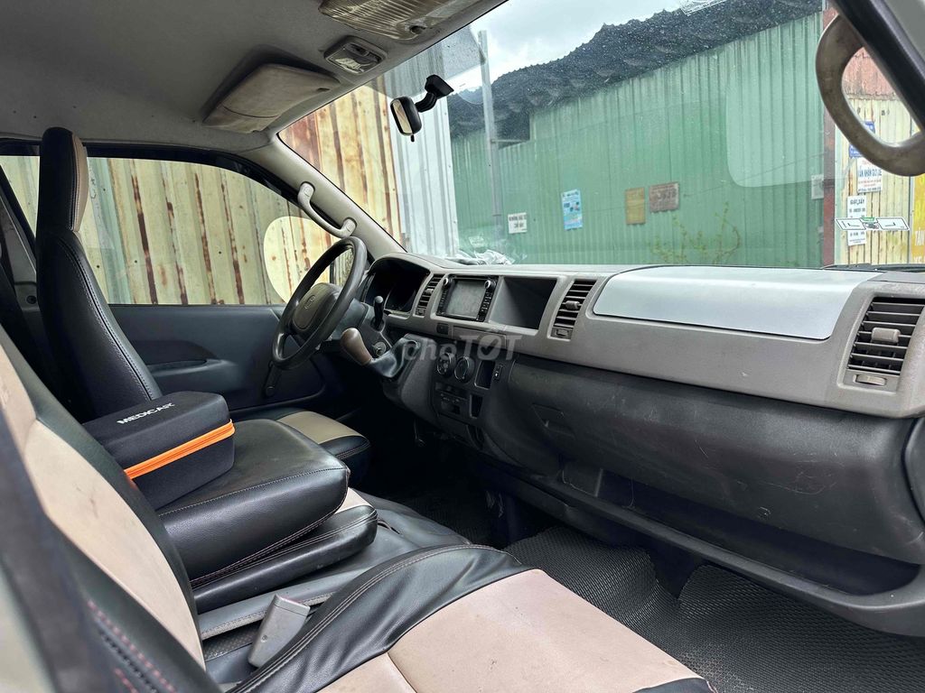 Toyota Hiace - ảnh 3