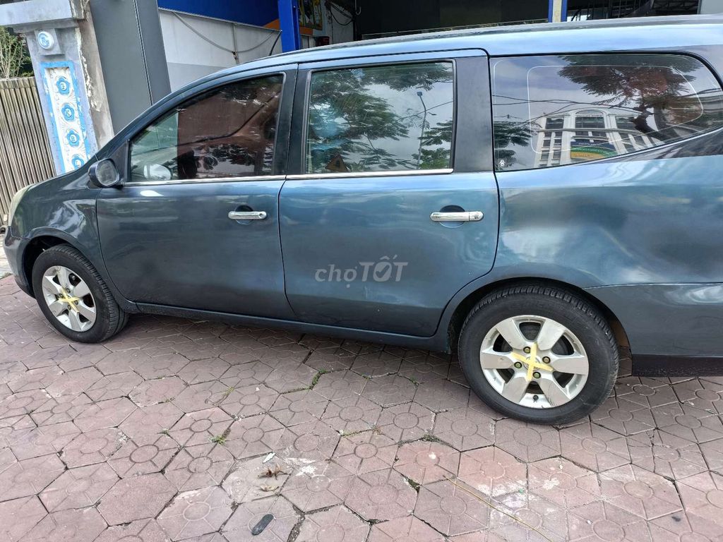 Nissan Grand livina - ảnh 2