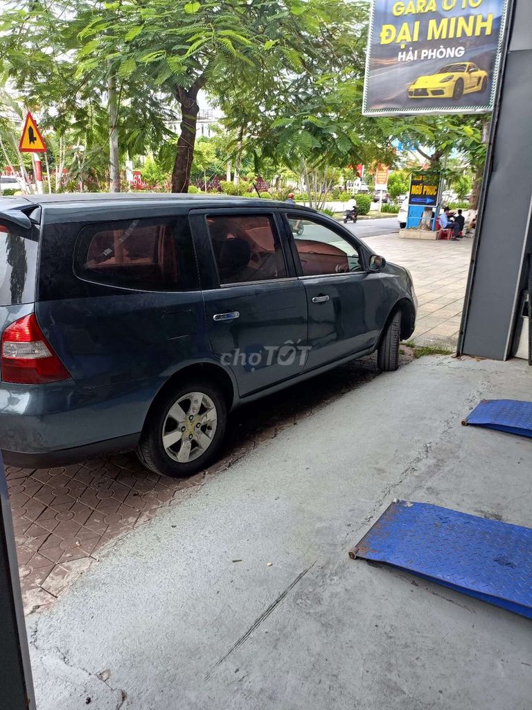 Nissan Grand livina - ảnh 3