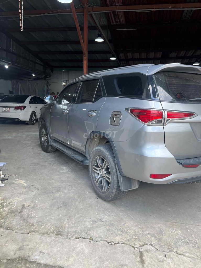 Toyota Fortuner - ảnh 2