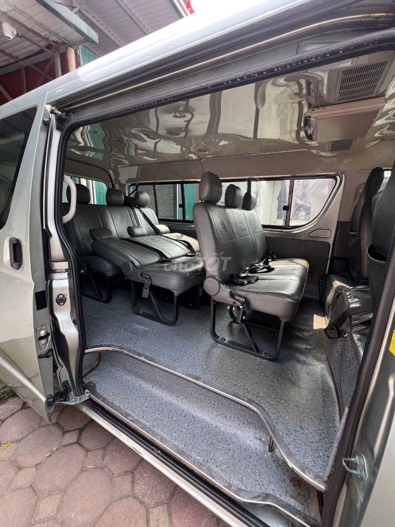 Toyota Hiace 2011 - ảnh 2