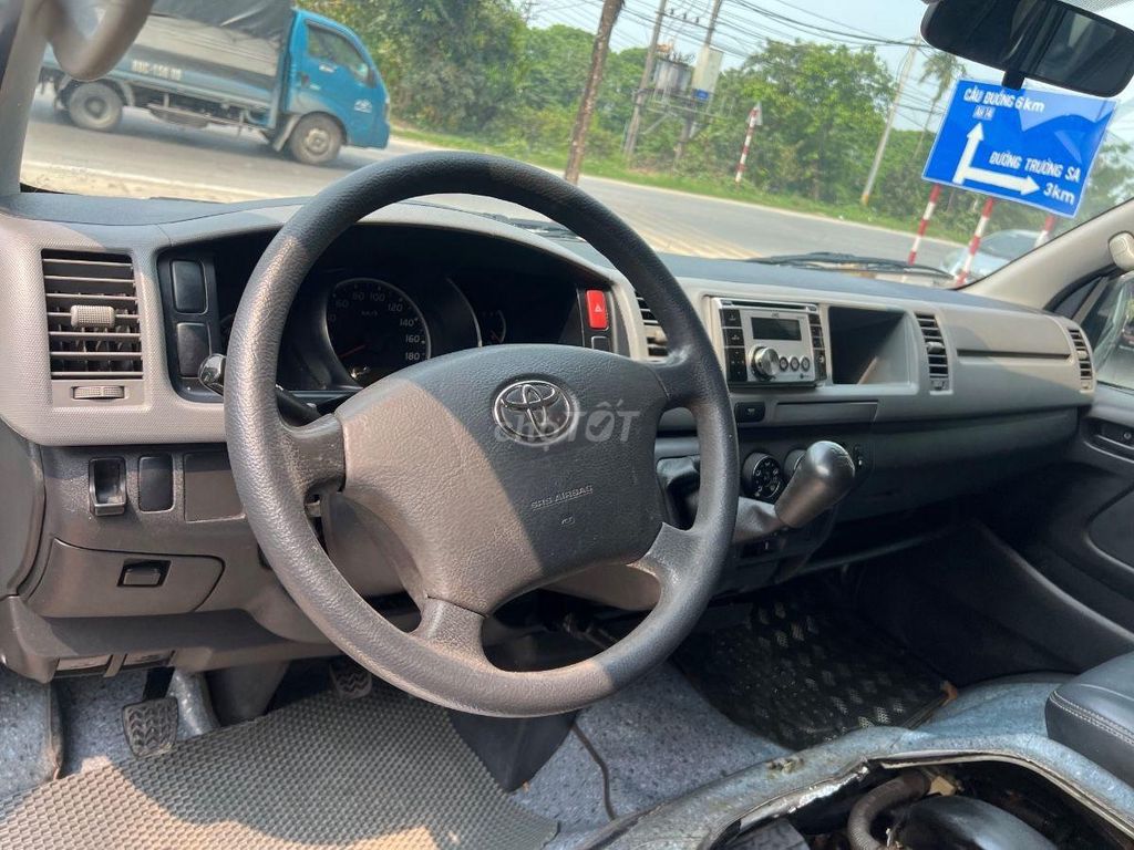 Toyota Hiace 2011 - ảnh 3