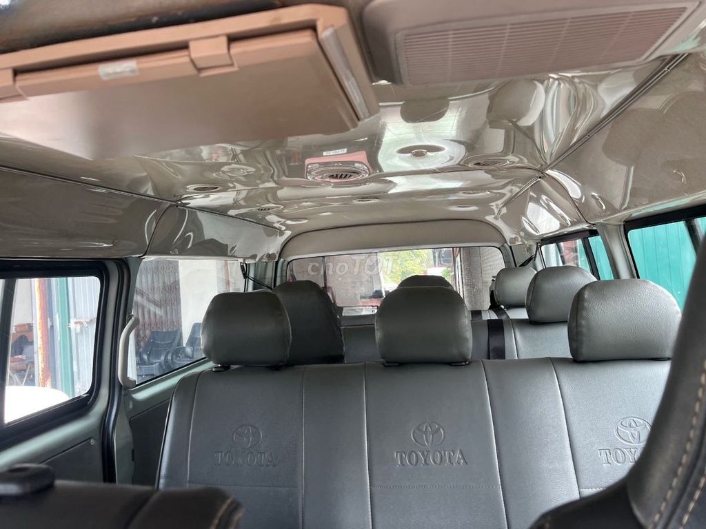Toyota Hiace 2011 - ảnh 5