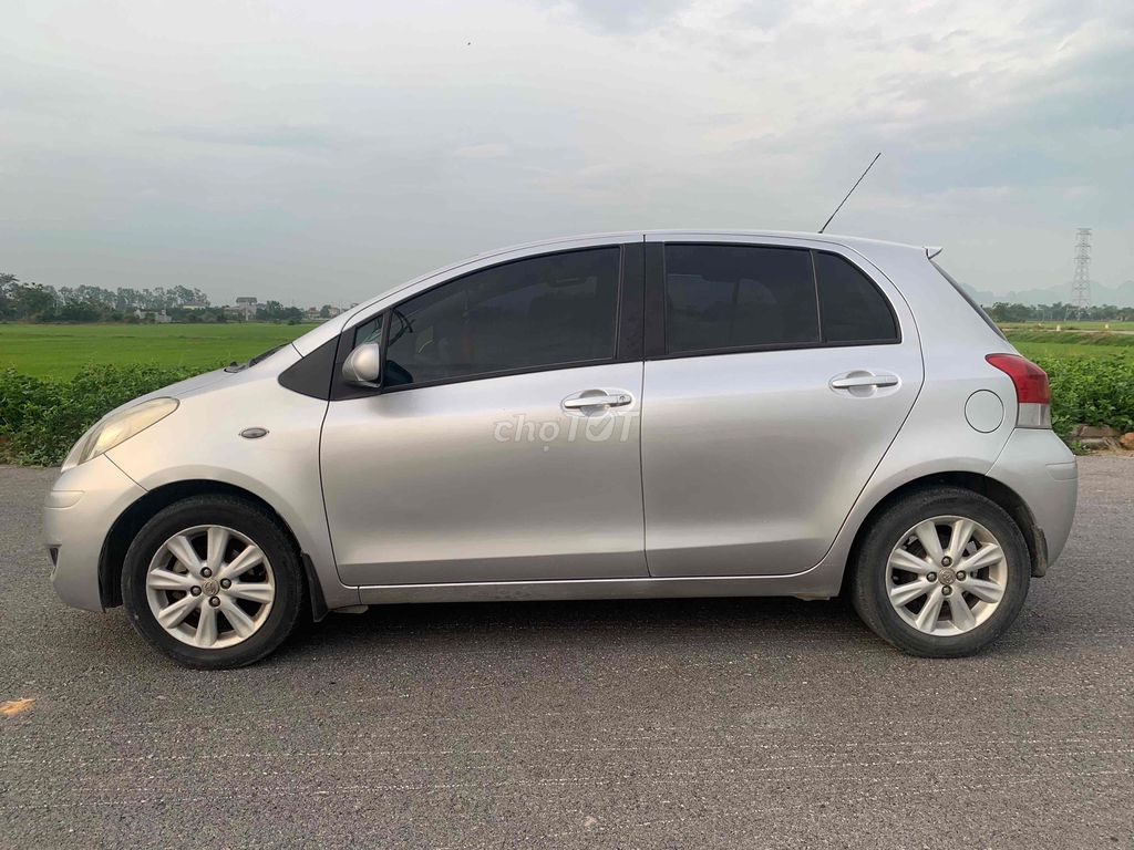 Toyota Yaris - ảnh 1