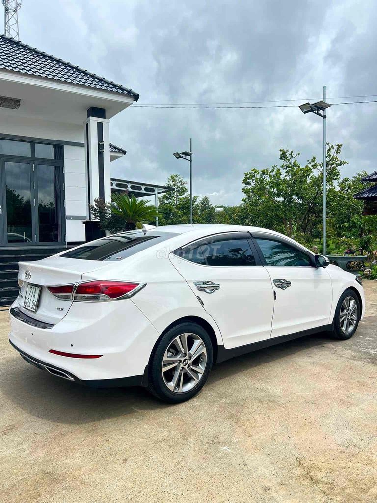 Hyundai Elantra 2017 - ảnh 2