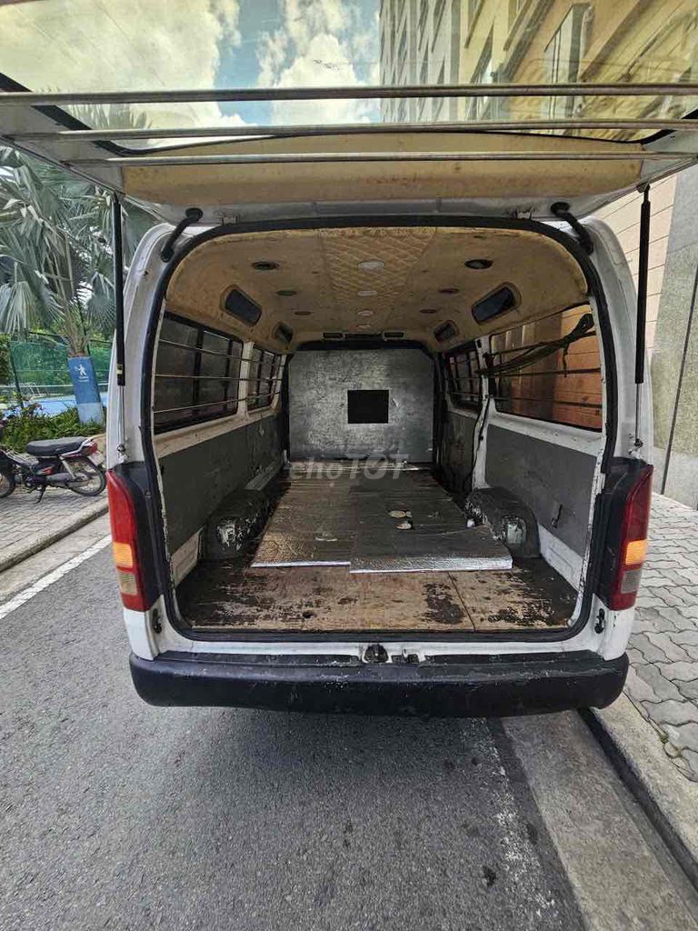 Toyota Hiace - ảnh 2