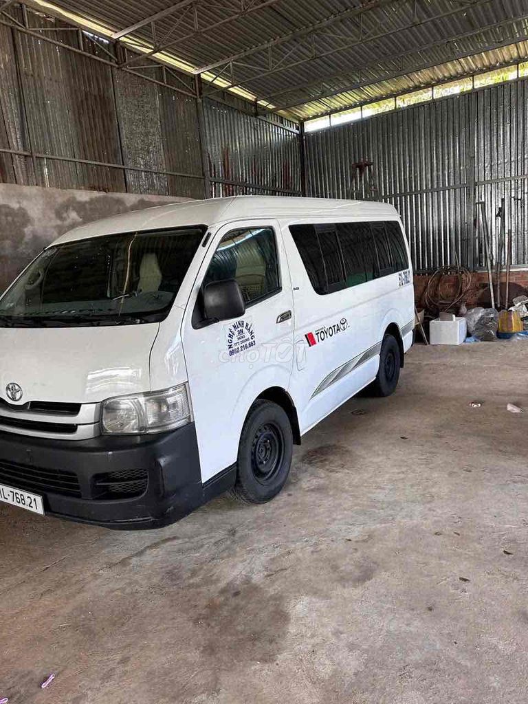 Toyota Hiace - ảnh 3