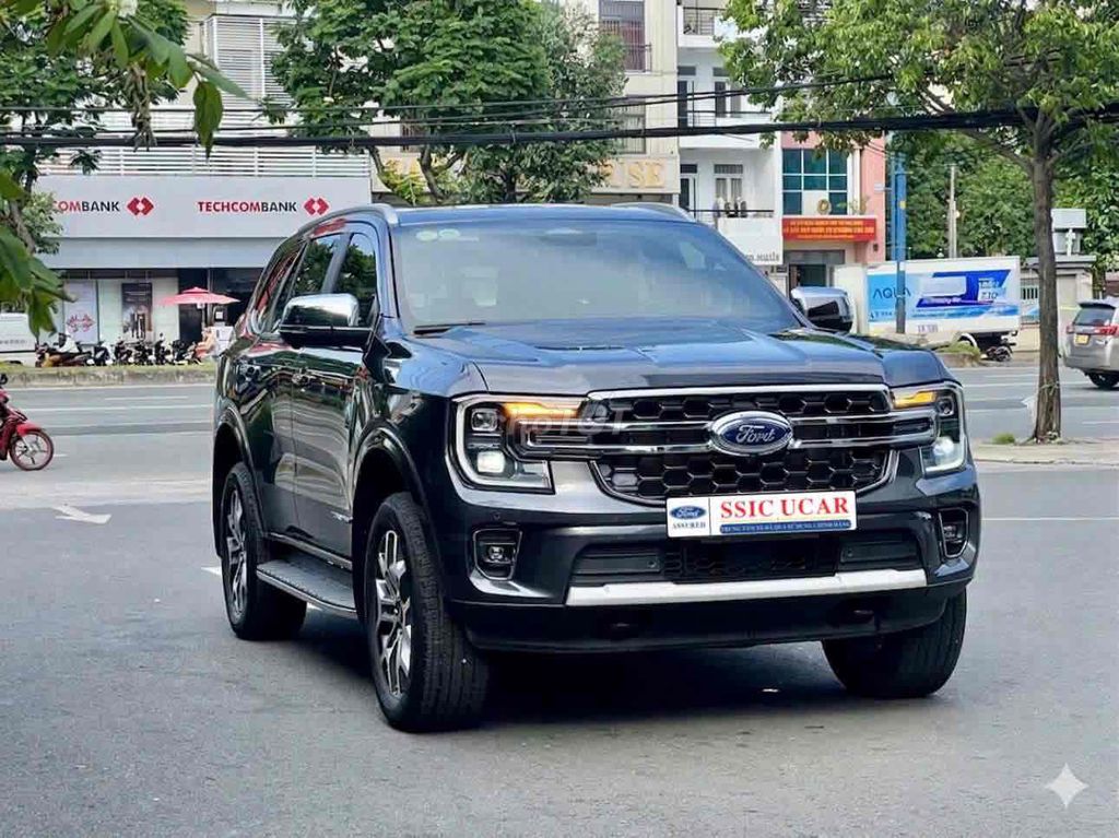 Ford Everest - ảnh 1