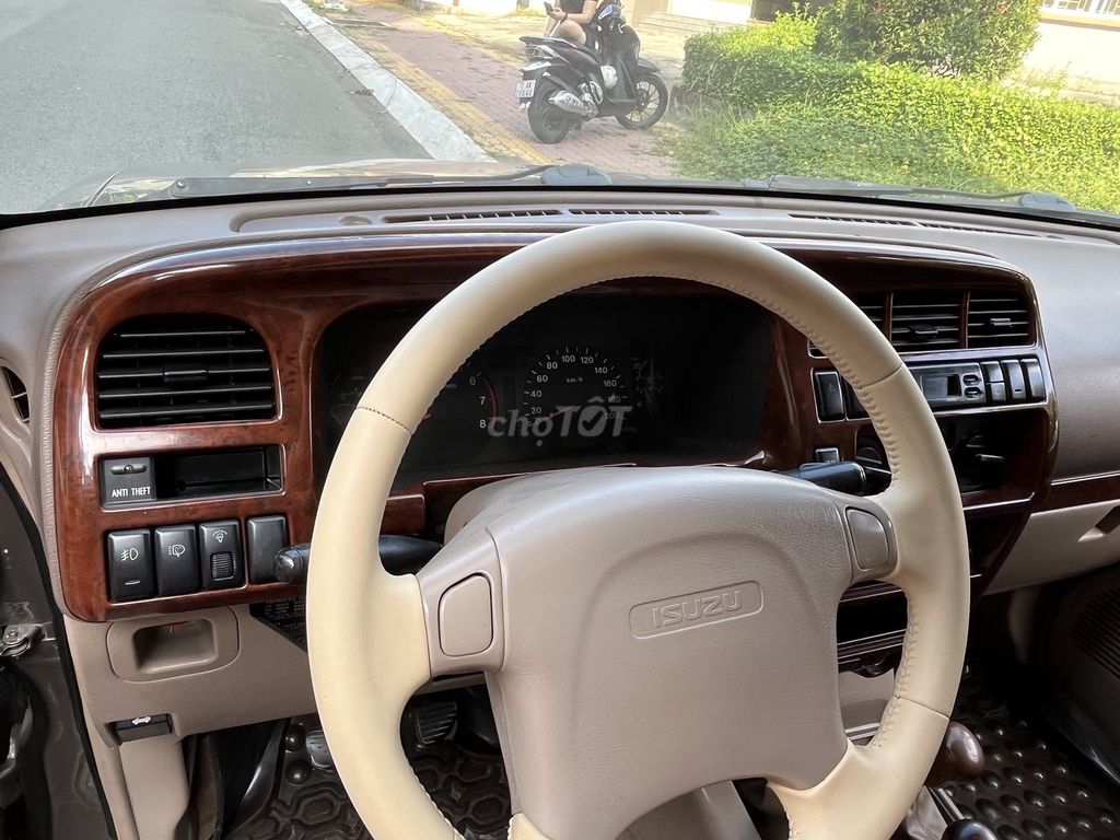 Isuzu Trooper - ảnh 3