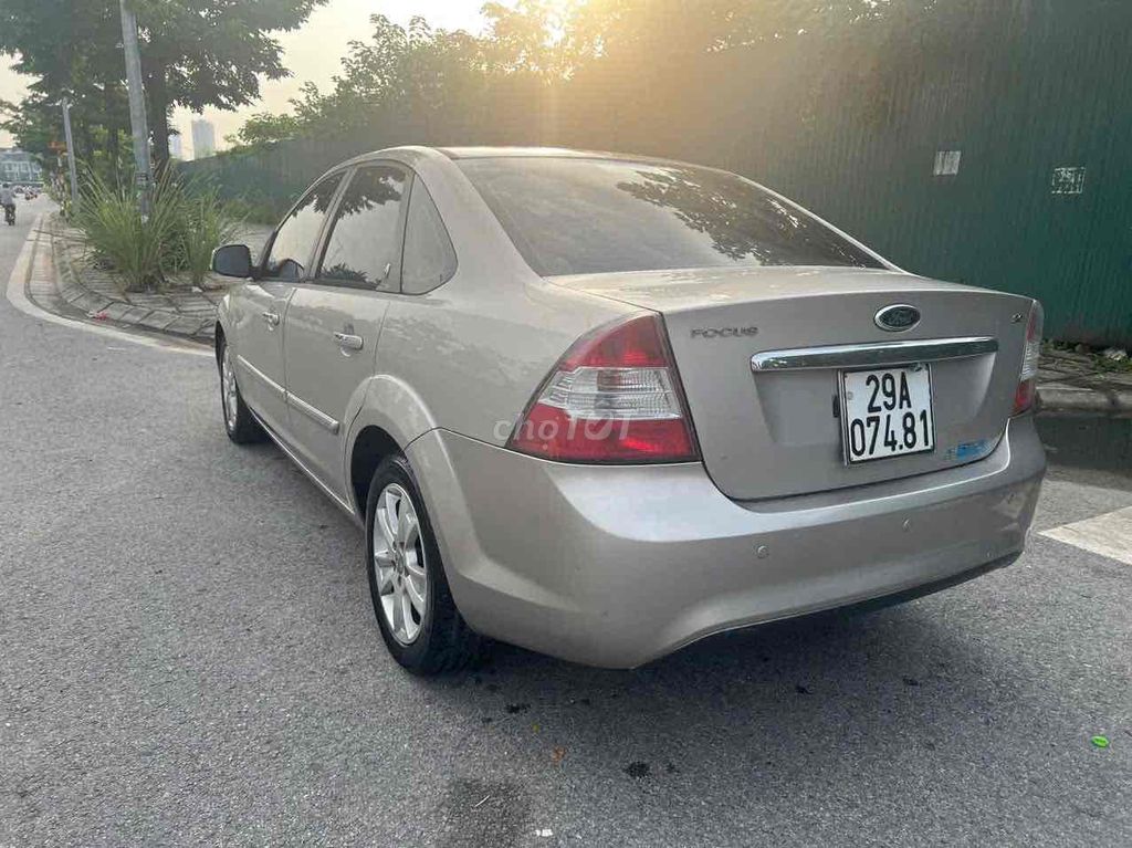 Ford Focus 2010 - ảnh 2