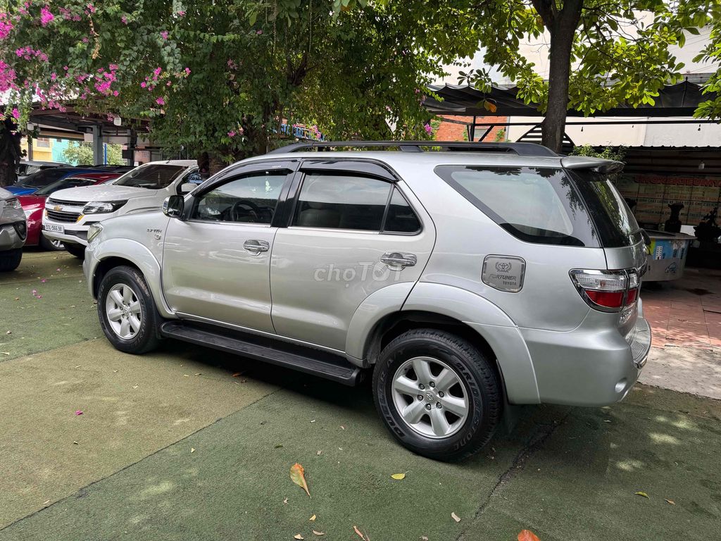 Toyota Fortuner 2009 - ảnh 4