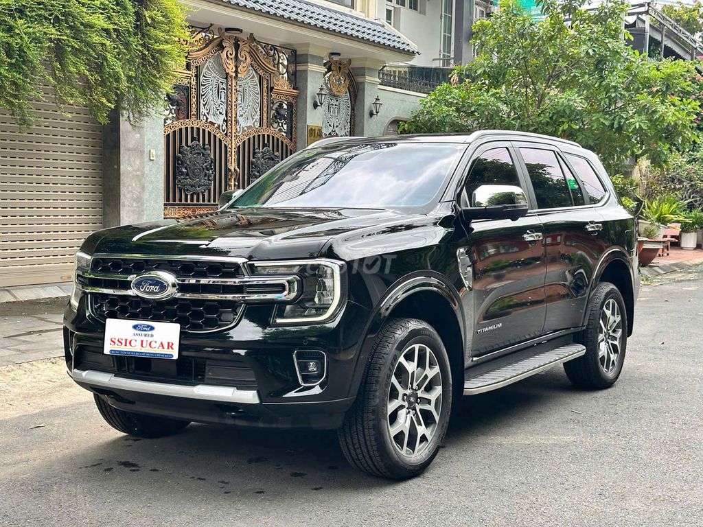 Ford Everest 2025 - ảnh 1