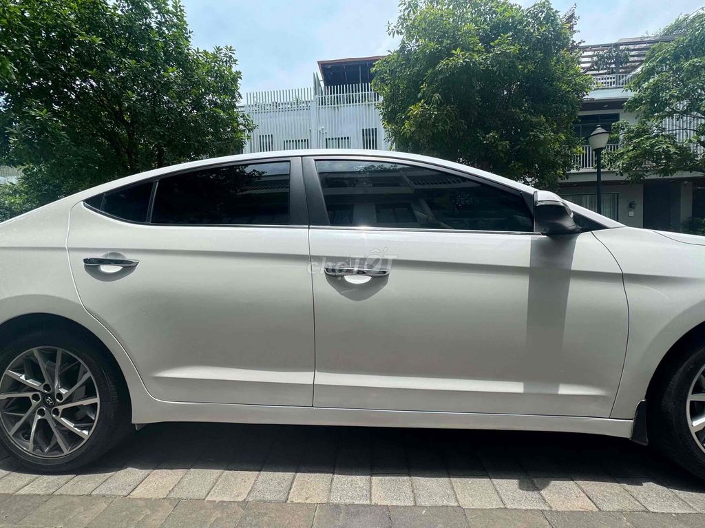Hyundai Elantra - ảnh 4