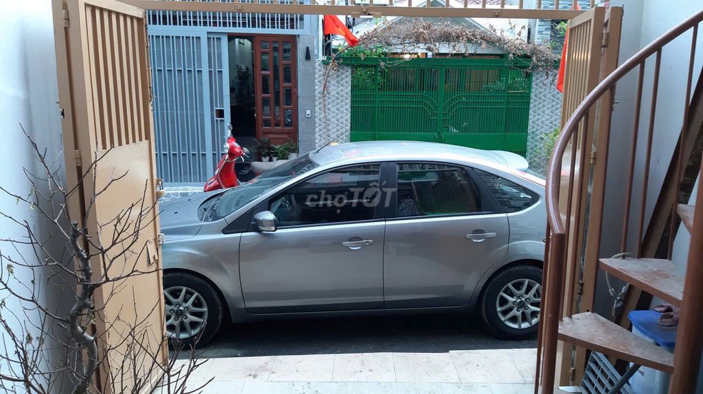 Ford Focus 2010 - ảnh 2