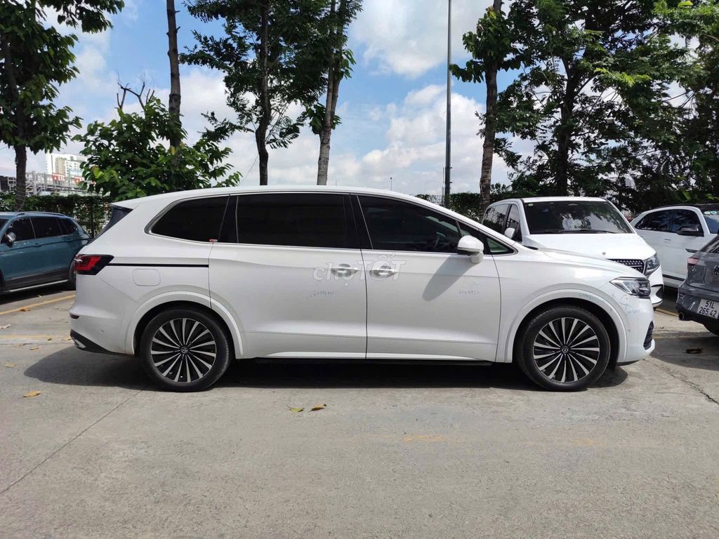 Volkswagen Viloran Luxury 2024 - ảnh 1