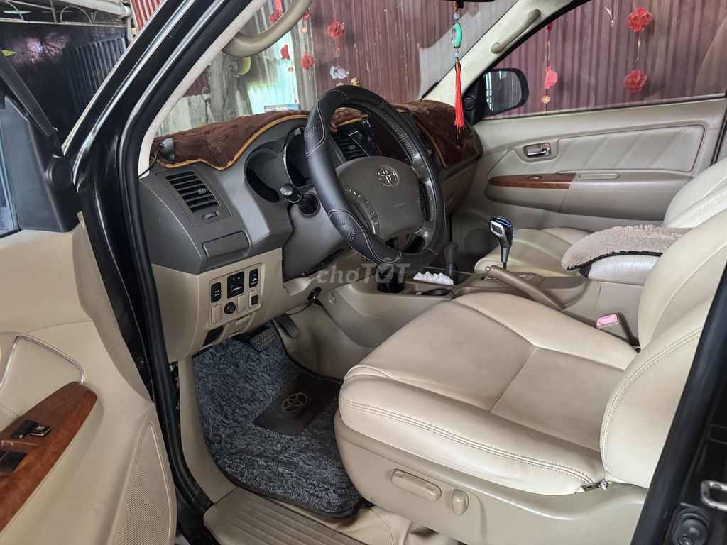 Toyota Fortuner - ảnh 2