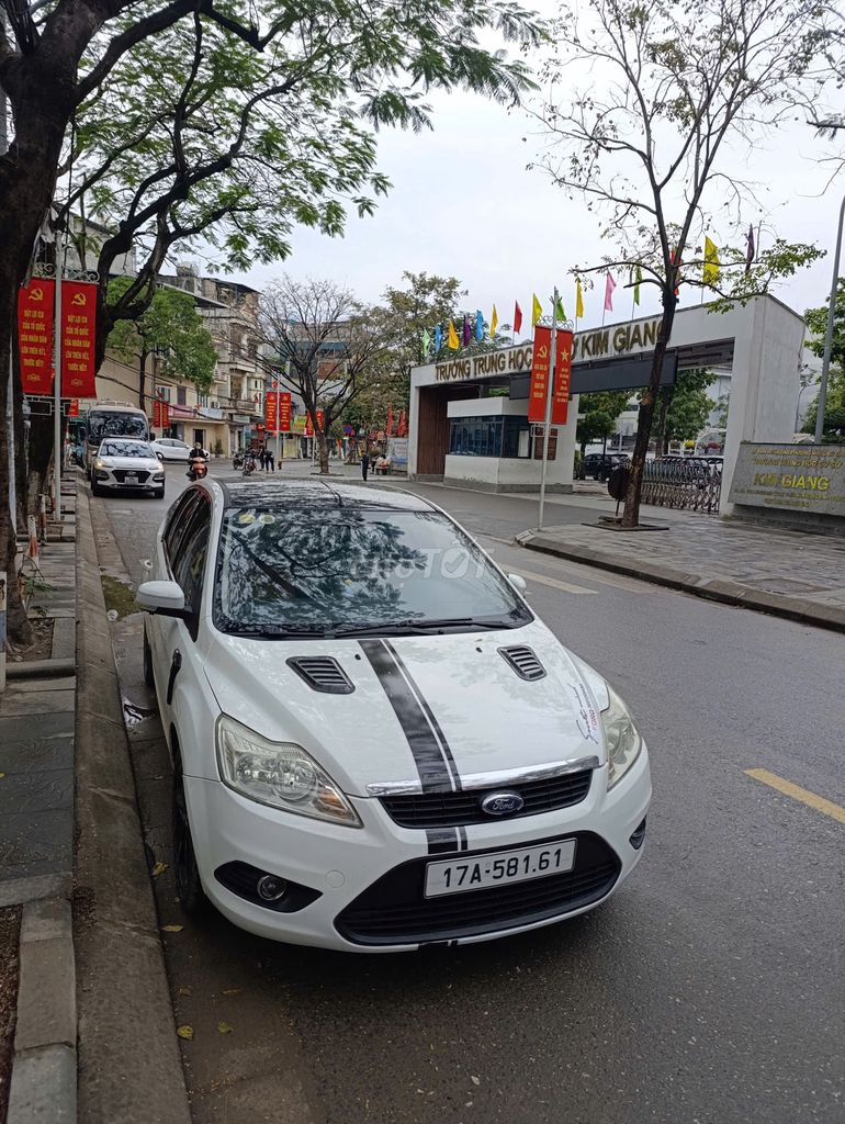 Ford Focus 2010 - ảnh 2