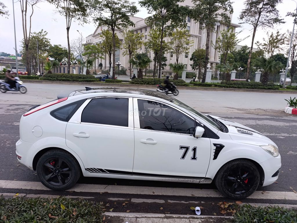 Ford Focus 2010 - ảnh 4