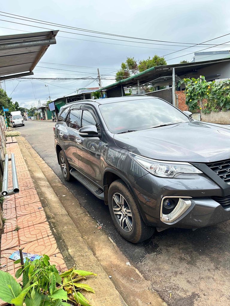Toyota Fortuner - ảnh 2