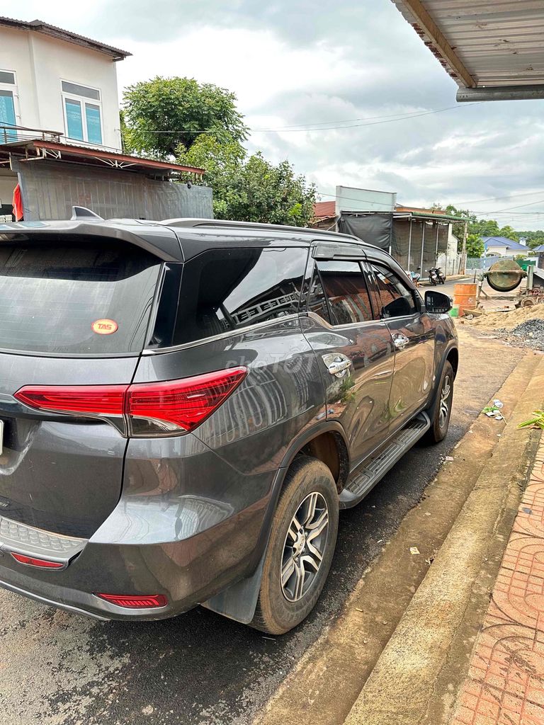 Toyota Fortuner - ảnh 4