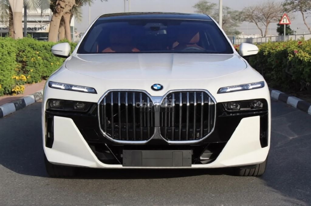 BMW 7 Series 735i M Sport 2026 - ảnh 1