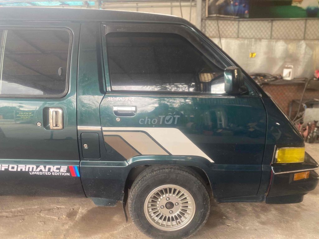 Toyota Hiace - ảnh 2