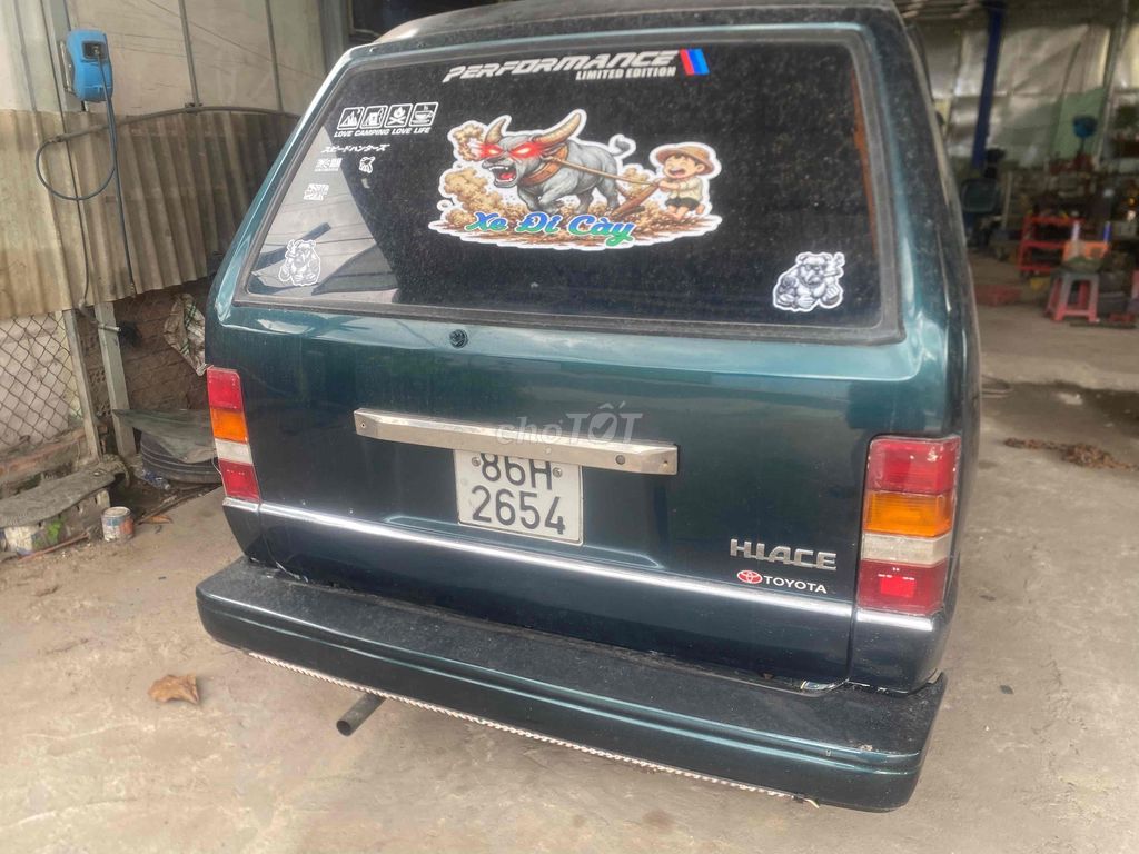 Toyota Hiace - ảnh 3