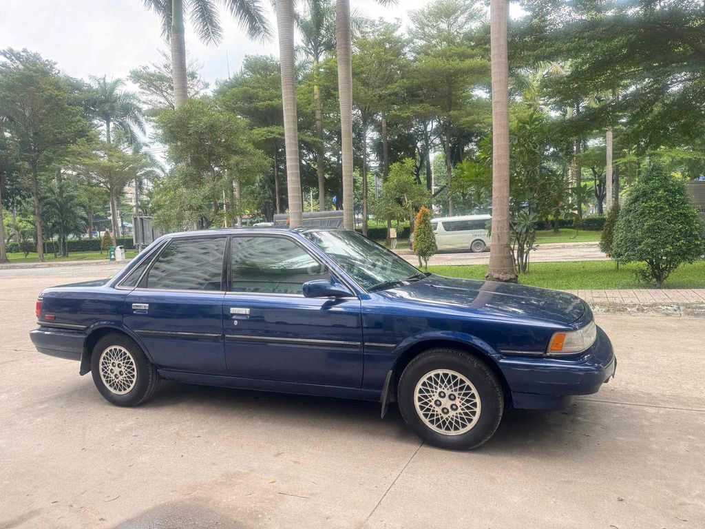 Toyota Camry - ảnh 1
