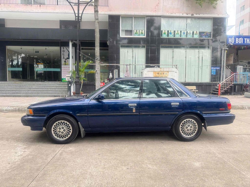 Toyota Camry - ảnh 3
