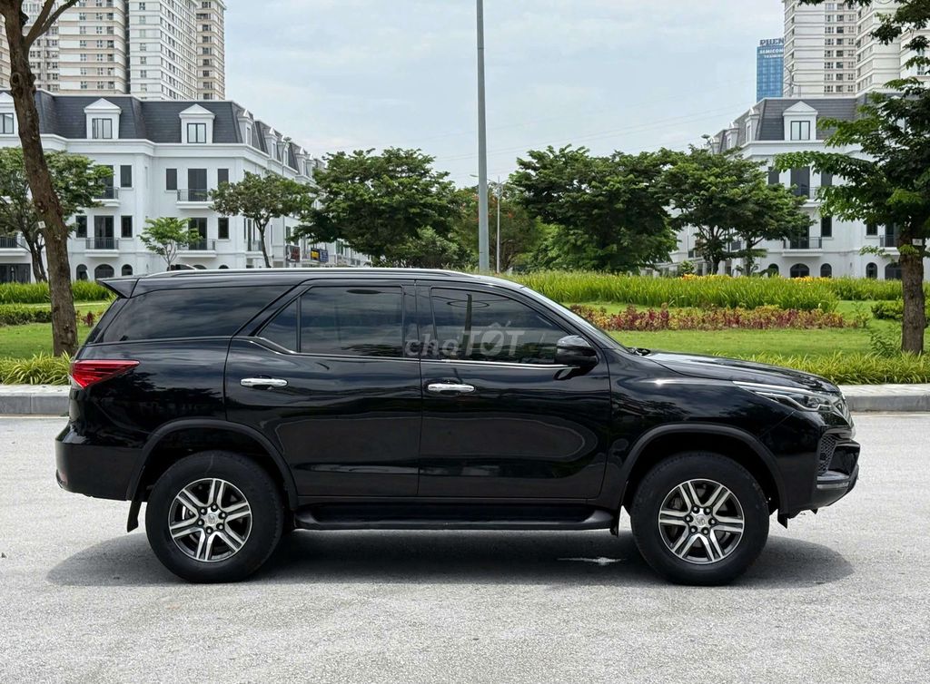 Toyota Fortuner - ảnh 2