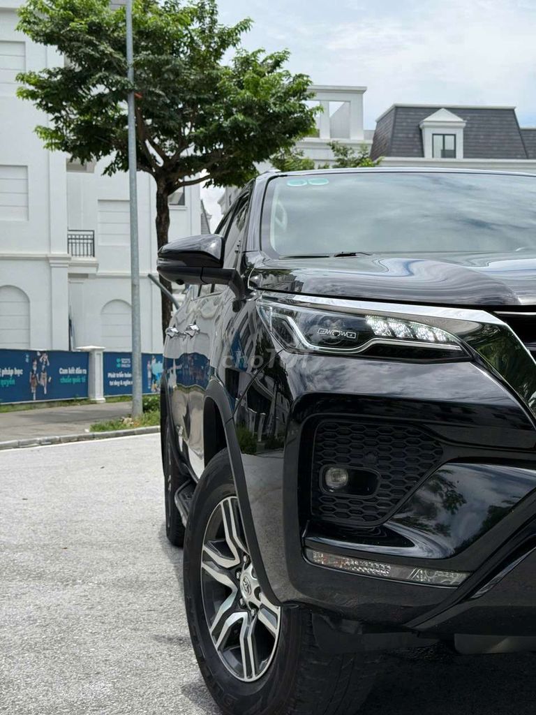Toyota Fortuner - ảnh 4