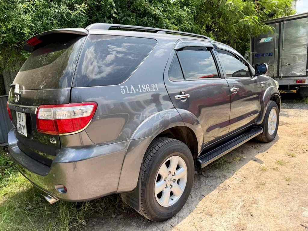 Toyota Fortuner 2011 - ảnh 1