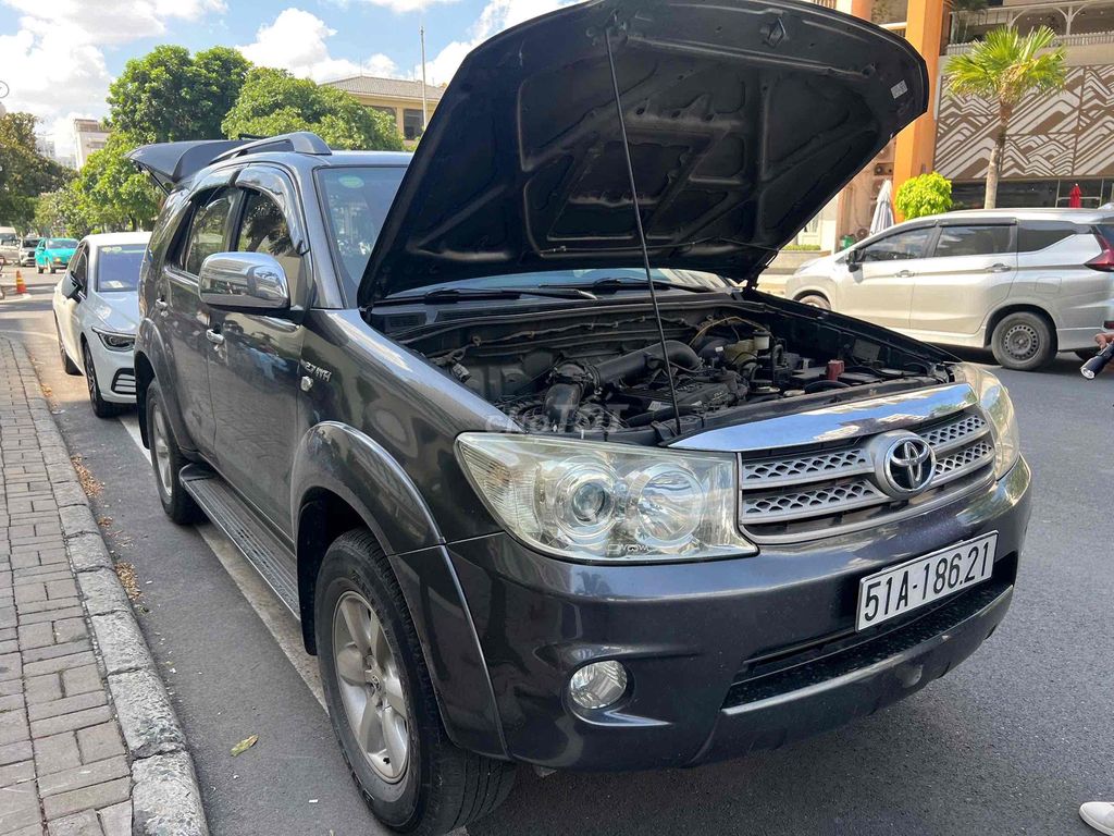 Toyota Fortuner 2011 - ảnh 2