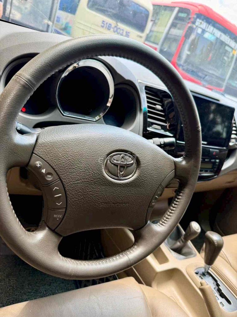 Toyota Fortuner 2011 - ảnh 3