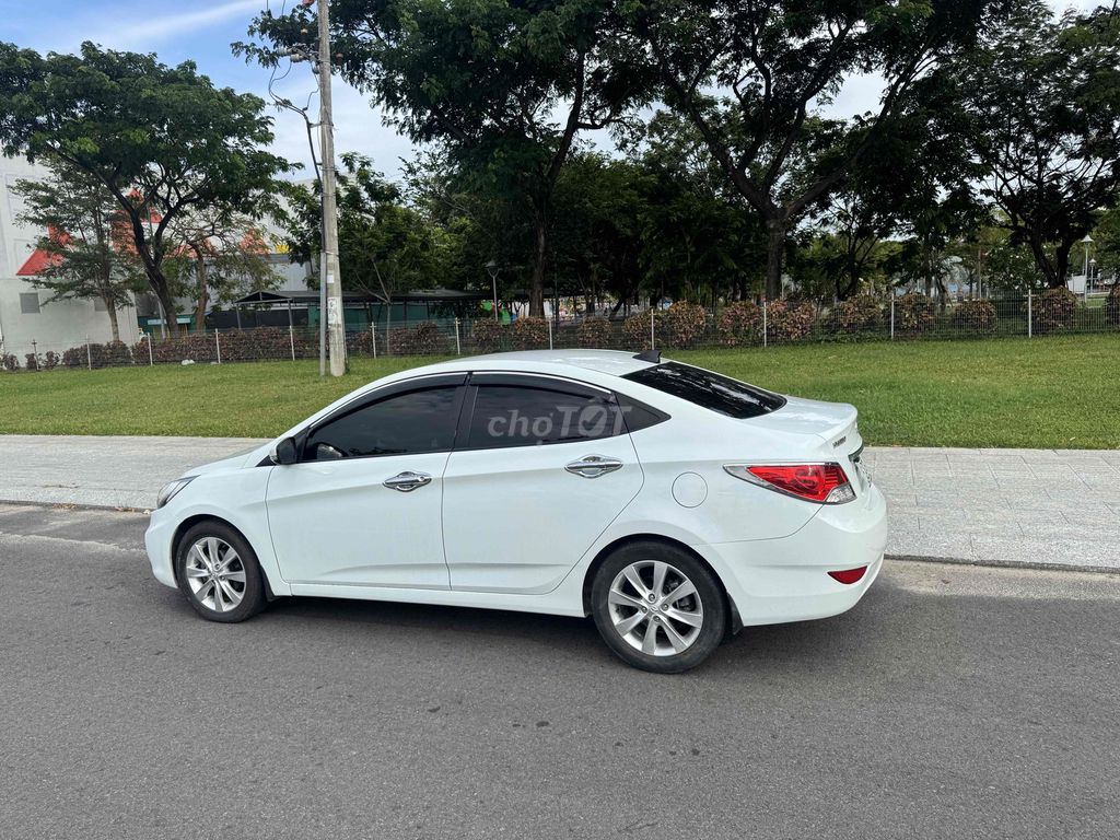 Hyundai Accent 2011 - ảnh 3
