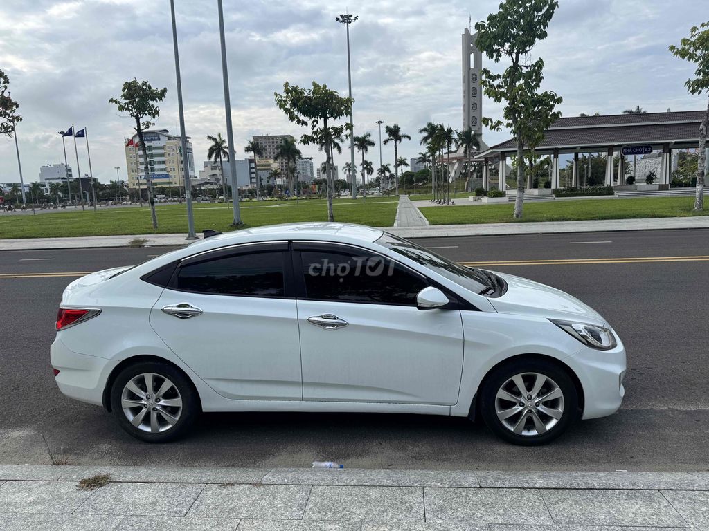 Hyundai Accent 2011 - ảnh 4