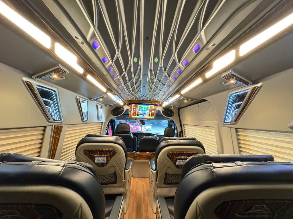 Ford Transit Limousine 2024 - ảnh 3