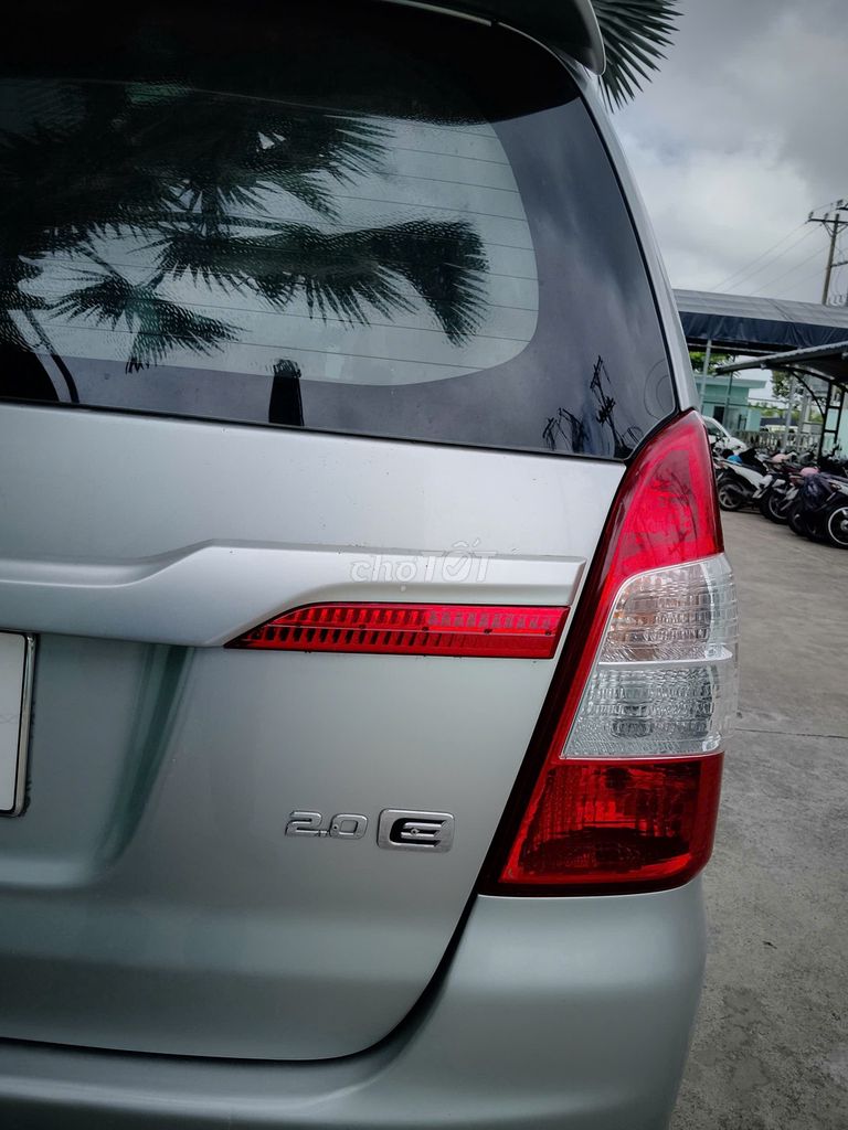 Toyota Innova 2.0E - ảnh 2