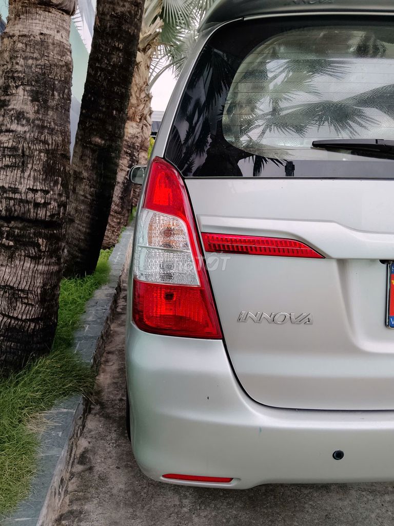 Toyota Innova 2.0E - ảnh 3