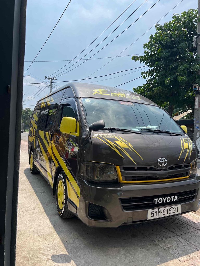 Toyota Hiace - ảnh 2
