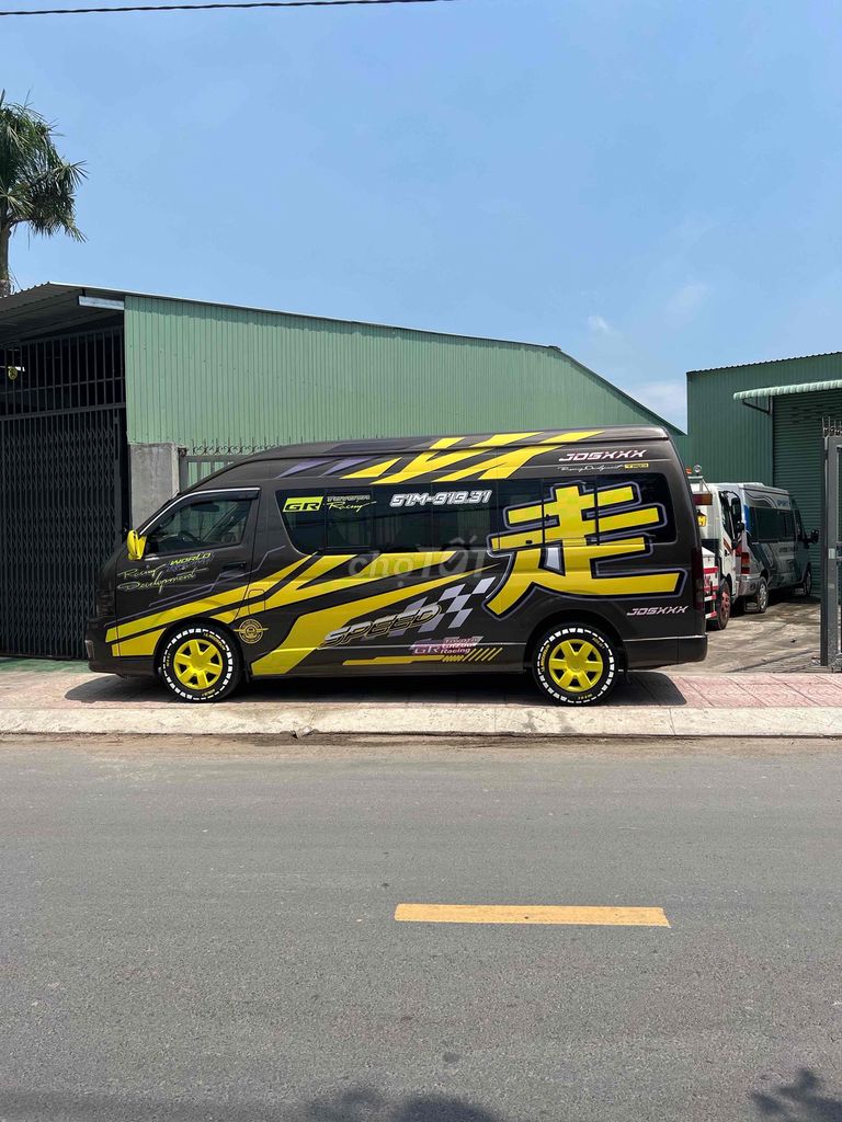 Toyota Hiace - ảnh 3