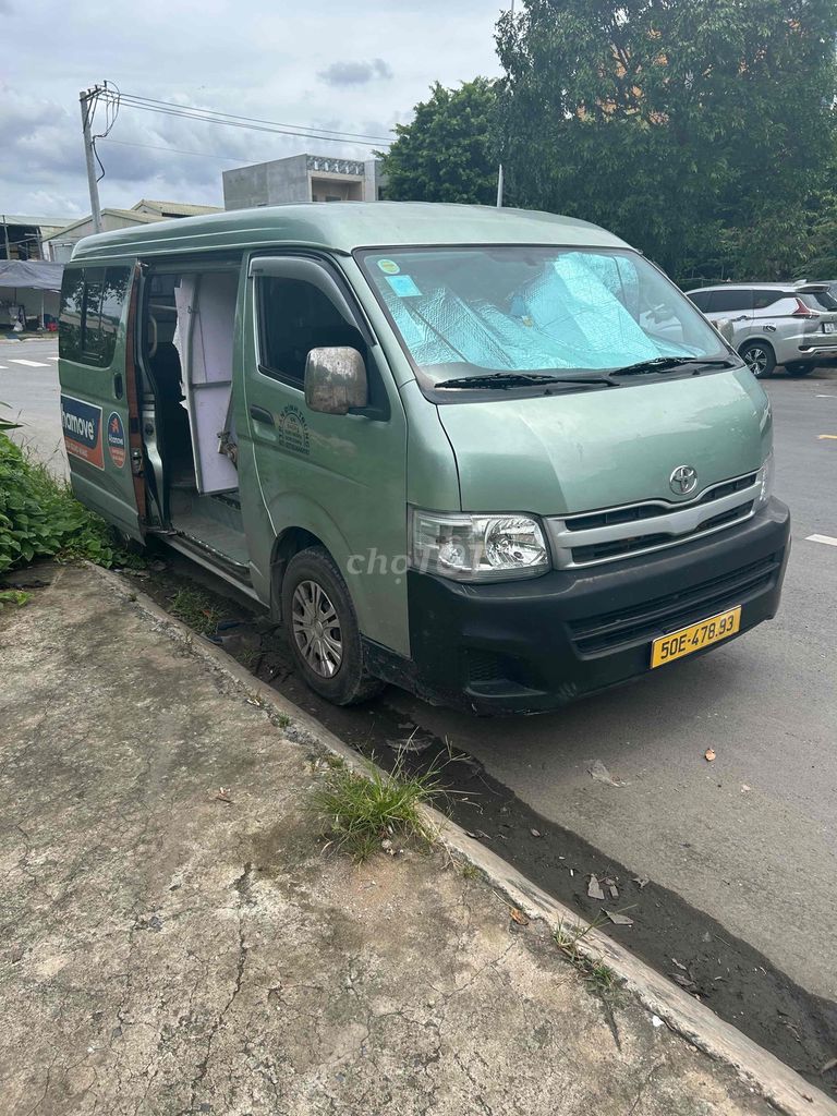 Toyota Hiace 2010 - ảnh 2