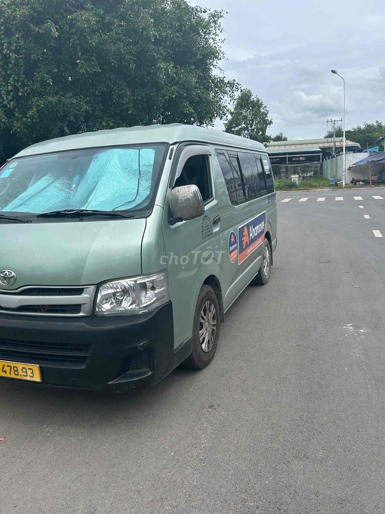 Toyota Hiace 2010 - ảnh 3