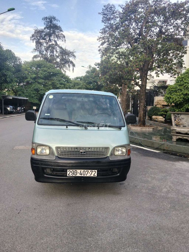 Toyota Hiace - ảnh 2