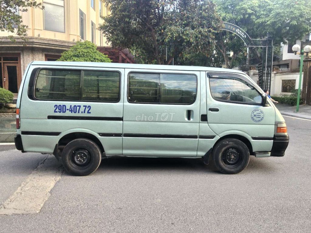 Toyota Hiace - ảnh 3