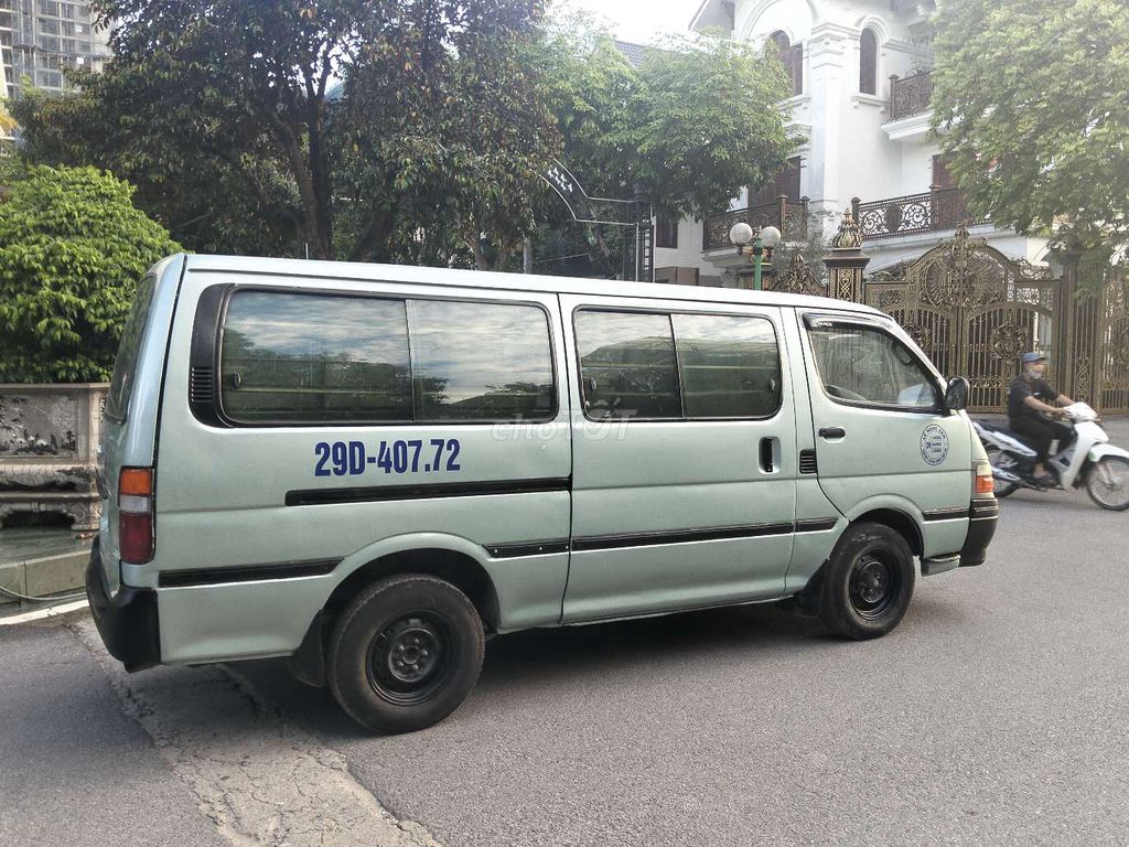 Toyota Hiace - ảnh 4