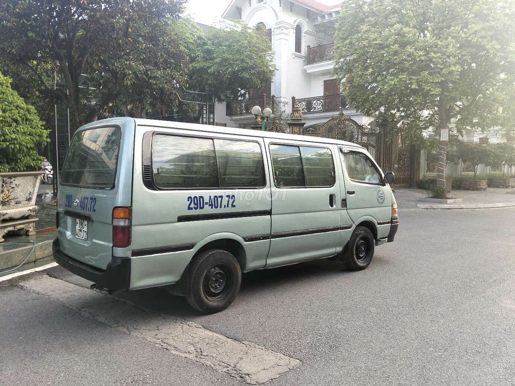 Toyota Hiace - ảnh 5