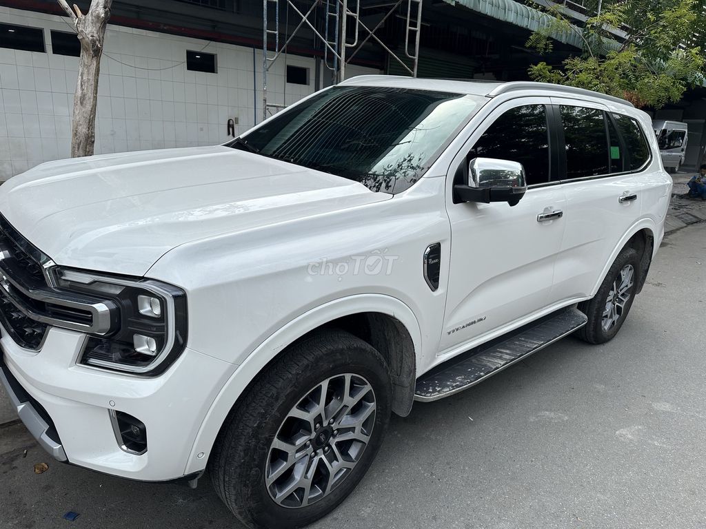 Ford Everest 2023 - ảnh 1