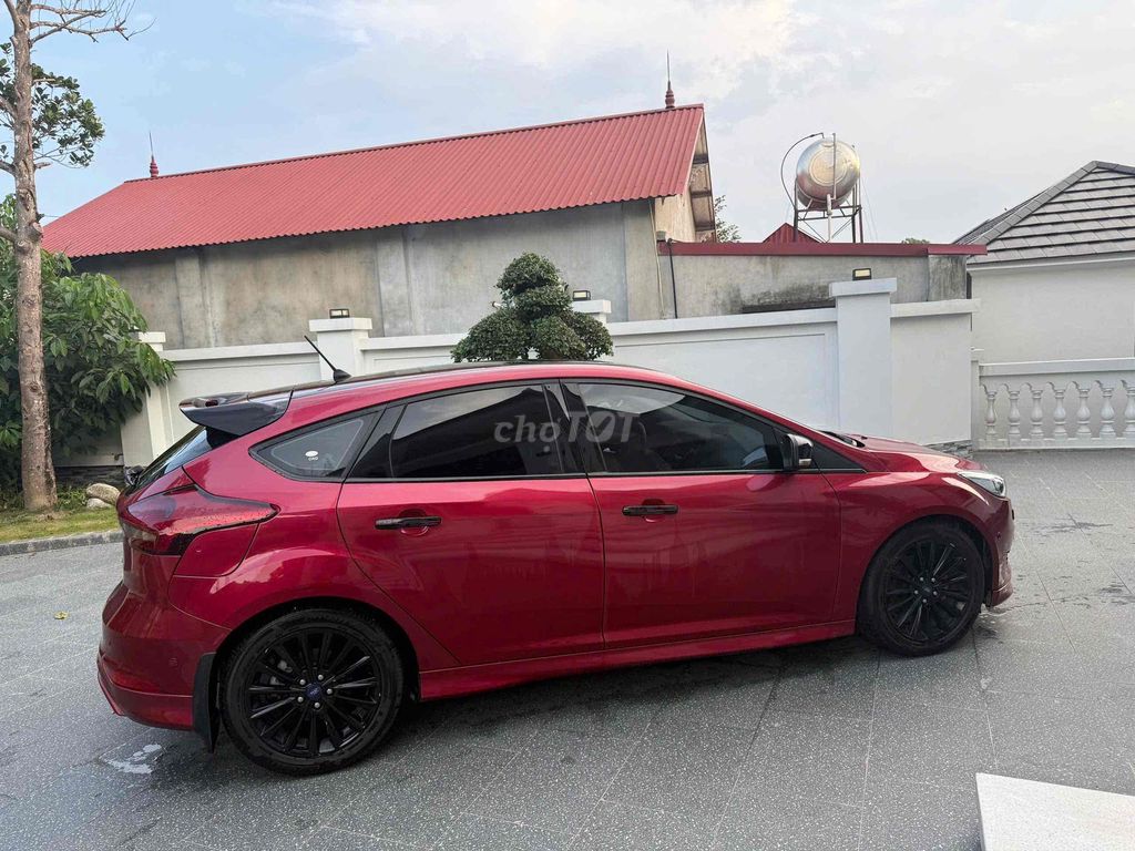 Ford Focus - ảnh 2
