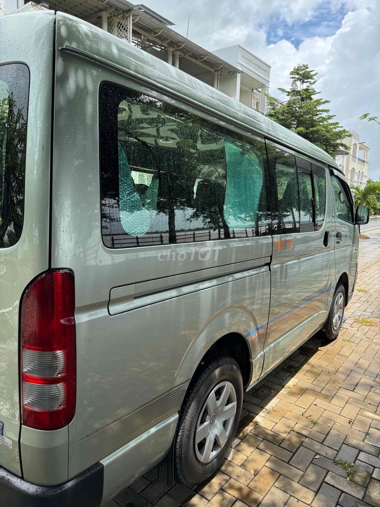Toyota Hiace 2010 - ảnh 2